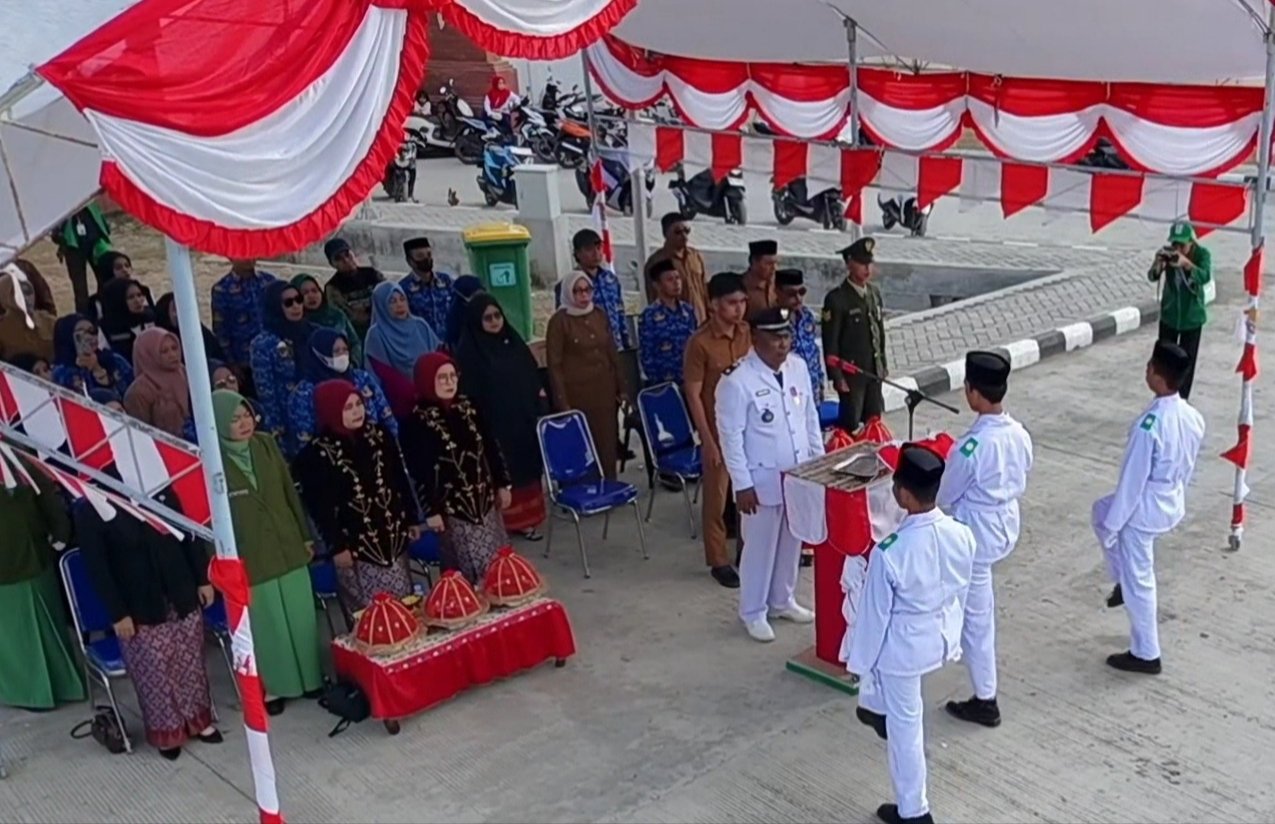 Keterangan foto: Upacara HUT ke-81 Kemerdekaan RI di kawasan Kampung Nelayan Merah Putih (KNMP), Desa Tongke-Tongke, Kecamatan Sinjai Timur, Kabupaten Sinjai, Senin (17/8/2026). Upacara ini menjadi yang pertama kali digelar sejak Desa Tongke-Tongke berdiri.