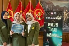 Tim mahasiswa Fakultas Kedokteran UPN Veteran Jawa Timur meraih Best Oral Presenter ES-Defense 2026 melalui penelitian biokomposit berbahan ampas tebu dan serat ijuk.