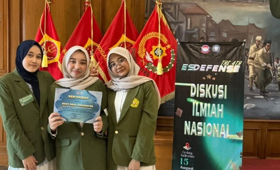 Tim mahasiswa Fakultas Kedokteran UPN Veteran Jawa Timur meraih Best Oral Presenter ES-Defense 2026 melalui penelitian biokomposit berbahan ampas tebu dan serat ijuk.
