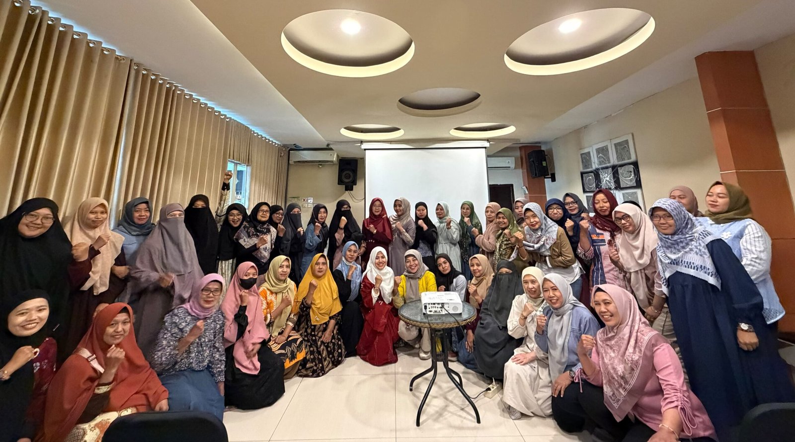 Foto Arda Fitriana bersama para peserta Akademi Bunda Pintar di Madiun.