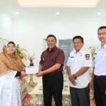 Wali Kota Bukittinggi Ramlan Nurmatias saat melepas dua perwakilan Bukittinggi menuju MTQ Nasional Tingkat Korpri ke-8 di Makassar. Sumber foto: Pemerintah Kota Bukittinggi.