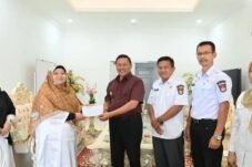 Wali Kota Bukittinggi Ramlan Nurmatias saat melepas dua perwakilan Bukittinggi menuju MTQ Nasional Tingkat Korpri ke-8 di Makassar. Sumber foto: Pemerintah Kota Bukittinggi.