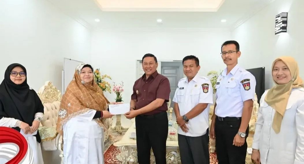 Wali Kota Bukittinggi Ramlan Nurmatias saat melepas dua perwakilan Bukittinggi menuju MTQ Nasional Tingkat Korpri ke-8 di Makassar. Sumber foto: Pemerintah Kota Bukittinggi.