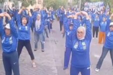 Lucy Kurniasari senam bersama ribuan warga di Kecamatan Benowo Surabaya.
