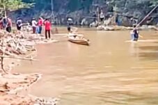 Keterangan foto: Warga mengikuti pelaksanaan Tuba Adat Dayak Lawangan di Sungai Ayuh, Muara Malungai, Barito Selatan, Kalimantan Tengah.