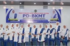 Caption:Foto bersama PD-BKMT Aceh Timur dalam pertemuan dan pengajian rutin di Aula Dinas Badan Dayah Aceh Timur.