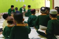 Mahasiswa KKN UIN Alauddin mendampingi santri belajar Al-Qur’an di TKA-TPA Istiqamah.