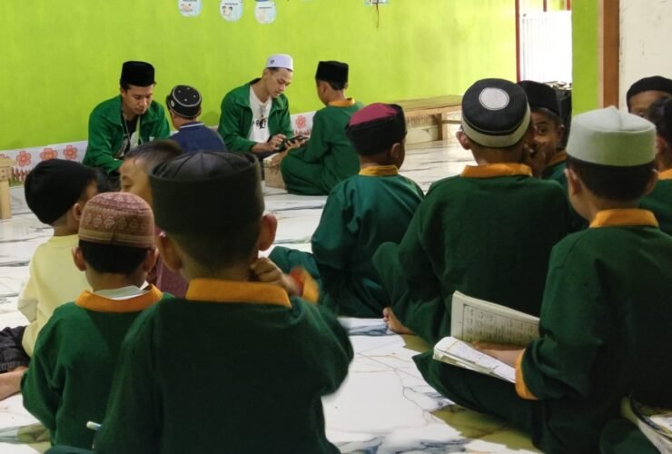 Mahasiswa KKN UIN Alauddin mendampingi santri belajar Al-Qur’an di TKA-TPA Istiqamah.