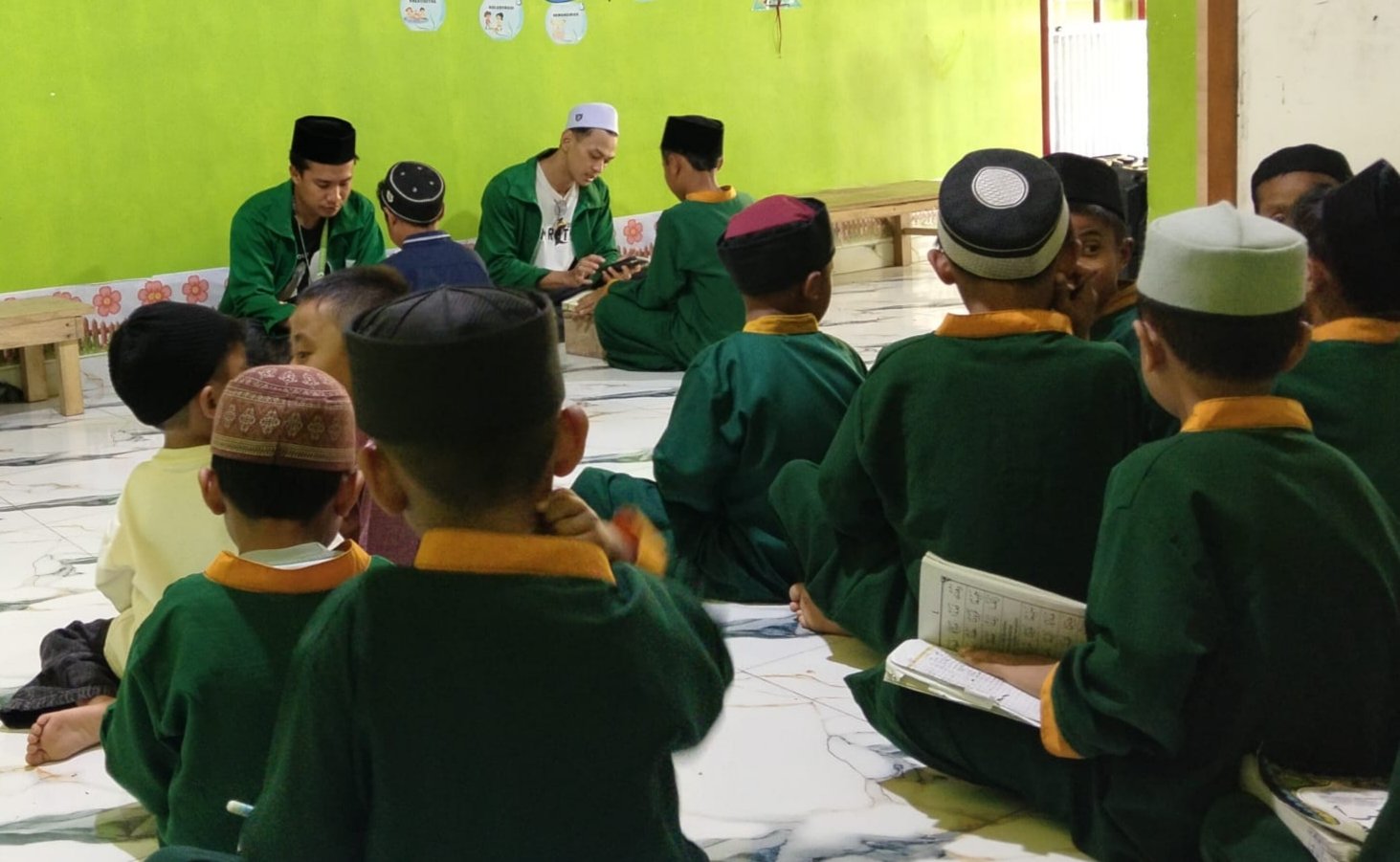 Mahasiswa KKN UIN Alauddin mendampingi santri belajar Al-Qur’an di TKA-TPA Istiqamah.