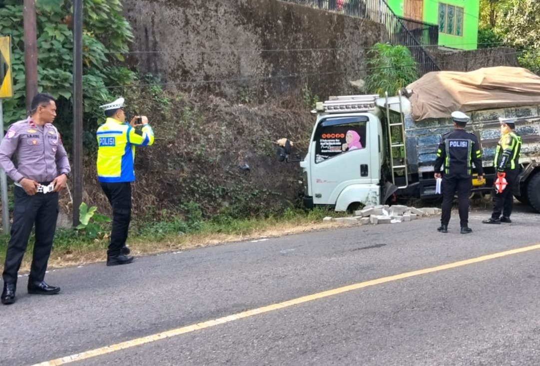 Polisi Selidiki Kecelakaan Libatkan Motor dan Truk di Sinjai