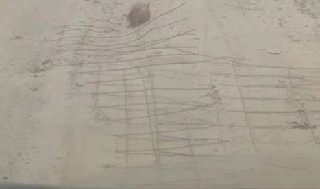 Besi konstruksi beton Jalan Parit Cegat, Desa Kemuning. (AP/InsertRakyat.com).