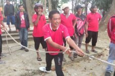 Satgas Kebersihan DLHK Sinjai mengikuti berbagai lomba HUT ke-81 RI di Lapangan Nasional Sinjai, Senin (31/8/2026).