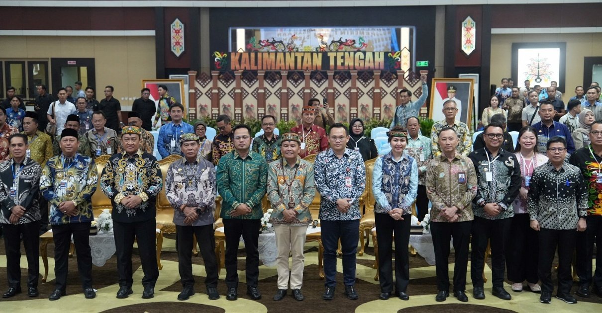 Keterangan Foto: KPK bersama kepala daerah dan jajaran pemerintah daerah se-Kalimantan dalam Rapat Koordinasi Strategi Pencegahan Korupsi Berbasis Pemetaan Risiko di Palangka Raya, Kalimantan Tengah.