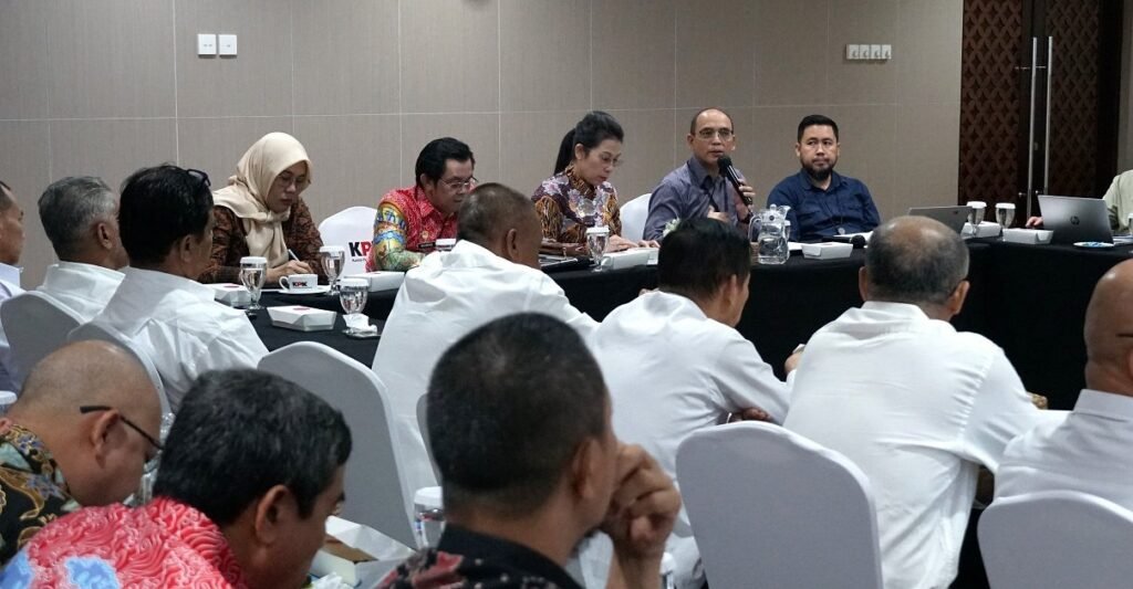 Jajaran KPK, Pemerintah Kota Singkawang, dan DPRD Kota Singkawang mengikuti rapat koordinasi pemantauan dan evaluasi perbaikan tata kelola pemerintahan di Gedung Merah Putih KPK, Jakarta.