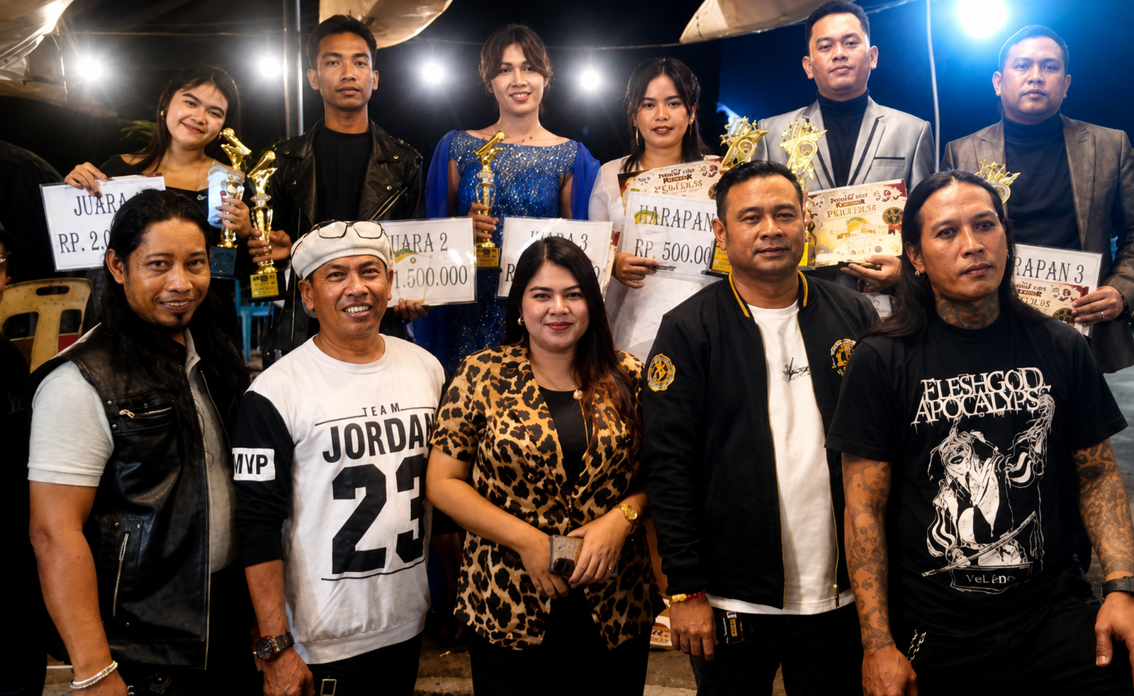 Para finalis Festival Karaoke Pop Aero Brew 2026 berfoto bersama dalam malam final di Aero Brew Coffee & Eatery, Deli Serdang. Kompetisi tersebut menjadi bagian dari rangkaian menyambut HUT ke-81 Kemerdekaan Republik Indonesia.