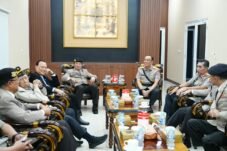 Mantan Kapolri dan purnawirawan perwira tinggi menghadiri Hari Juang Polri 2026 di Mabes Polri, Jakarta.