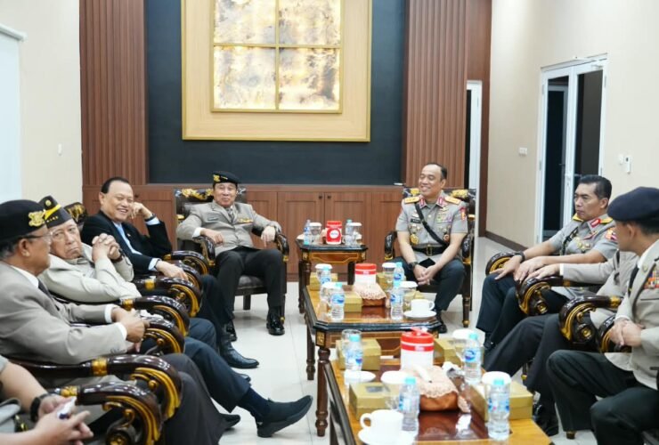Mantan Kapolri dan purnawirawan perwira tinggi menghadiri Hari Juang Polri 2026 di Mabes Polri, Jakarta.
