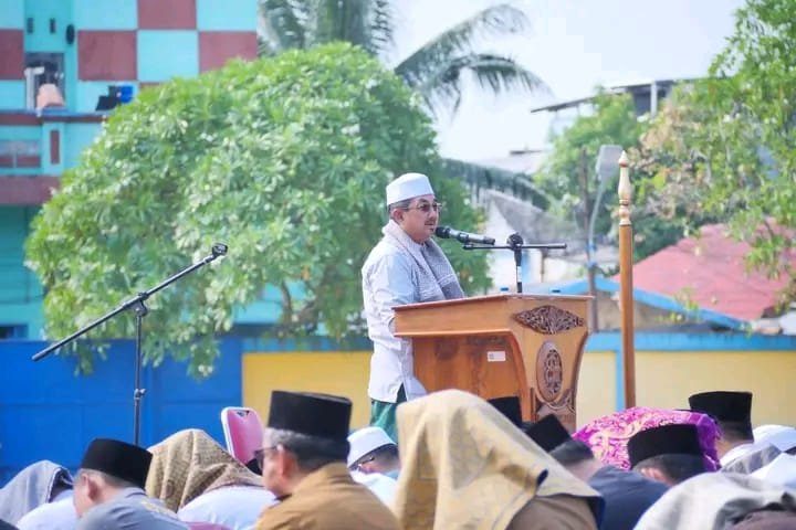 Bupati Tanjung Jabung Barat Anwar Sadat bersama masyarakat mengikuti Shalat Istisqa di Lapangan Karya Bhakti Kuala Tungkal, Selasa (1/9/2026).
