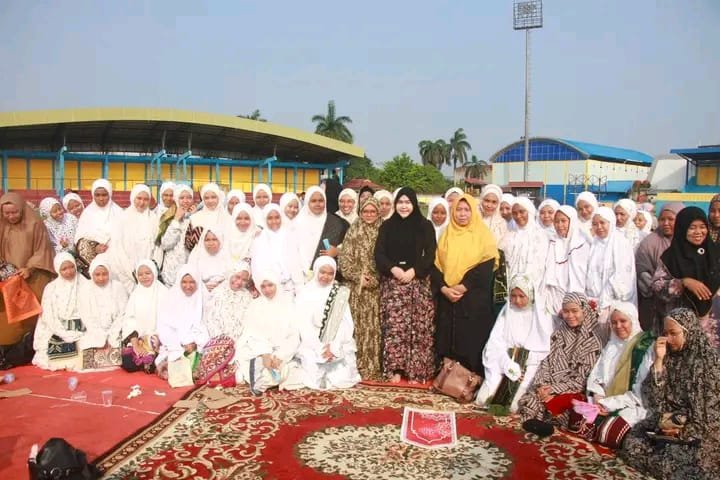 Bupati Tanjung Jabung Barat Anwar Sadat bersama masyarakat mengikuti Shalat Istisqa di Lapangan Karya Bhakti Kuala Tungkal, Selasa (1/9/2026).