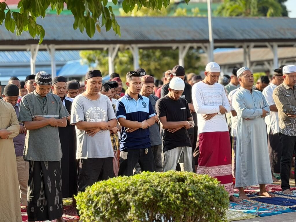 Warga binaan, pegawai, dan peserta magang Rutan Sinjai mengikuti Salat Istisqa di lingkungan Rutan Sinjai, Jumat, 18 September 2026.