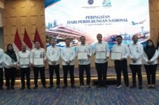 Direktur Jenderal Perhubungan Darat Aan saat berfoto bersama dalam pemberian penghargaan bidang keselamatan transportasi darat di Kantor Kementerian Perhubungan, Jakarta, Kamis (17/9/2026).