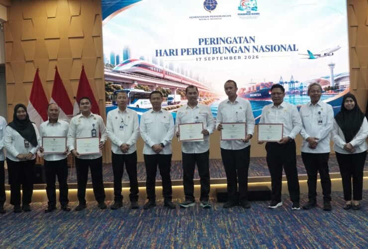Direktur Jenderal Perhubungan Darat Aan saat berfoto bersama dalam pemberian penghargaan bidang keselamatan transportasi darat di Kantor Kementerian Perhubungan, Jakarta, Kamis (17/9/2026).