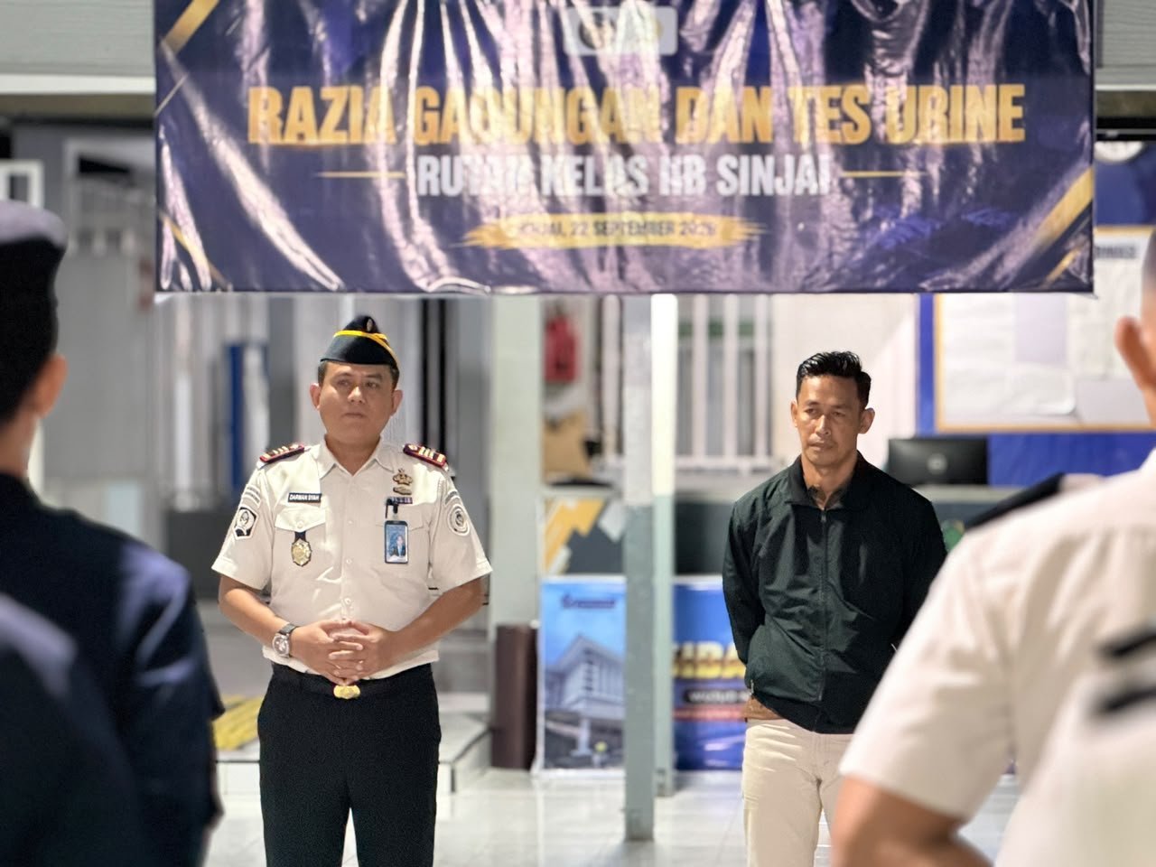 Karutan Sinjai Darman Syah memimpin razia seluruh kamar dan tes urine terhadap 40 warga binaan serta 30 pegawai. Seluruh peserta negatif narkoba.