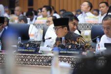 Menteri Desa dan Pembangunan Daerah Tertinggal Yandri Susanto saat mengikuti pembahasan anggaran Kemendes PDT bersama Komisi V DPR RI di Jakarta.