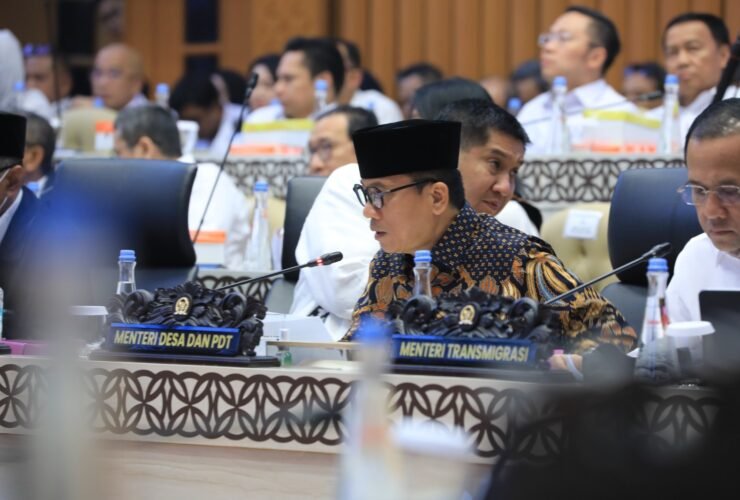 Menteri Desa dan Pembangunan Daerah Tertinggal Yandri Susanto saat mengikuti pembahasan anggaran Kemendes PDT bersama Komisi V DPR RI di Jakarta.