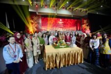 Ketua Harian Dekranas Tri Tito Karnavian saat menghadiri tumpengan dan gladi bersih pembukaan Pameran Kriyanusa 2026 di JICC, Senayan, Jakarta, Jumat (25/9/2026).