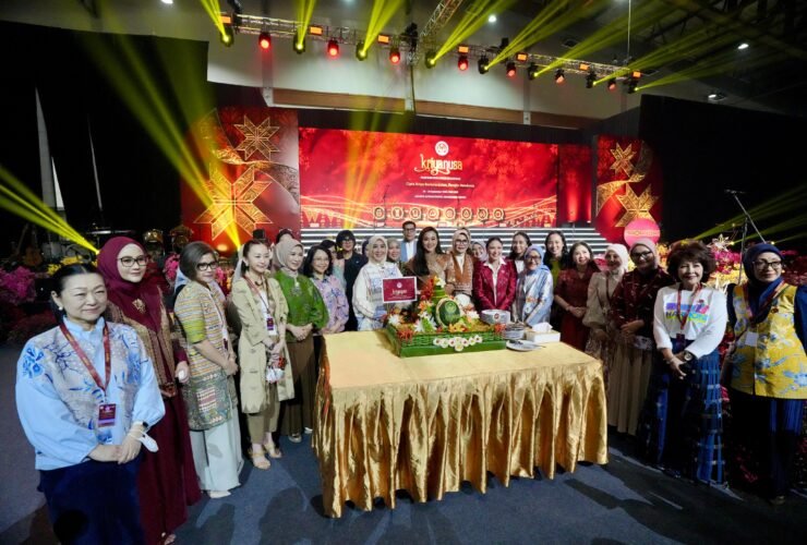 Ketua Harian Dekranas Tri Tito Karnavian saat menghadiri tumpengan dan gladi bersih pembukaan Pameran Kriyanusa 2026 di JICC, Senayan, Jakarta, Jumat (25/9/2026).