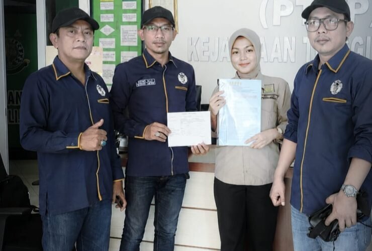 DPP KAMPUD saat menyerahkan laporan dugaan pengadaan alkes RSUD KH Ahmad Hanafiah Lampung Timur ke Kejati Lampung, Senin (31/8/2026).