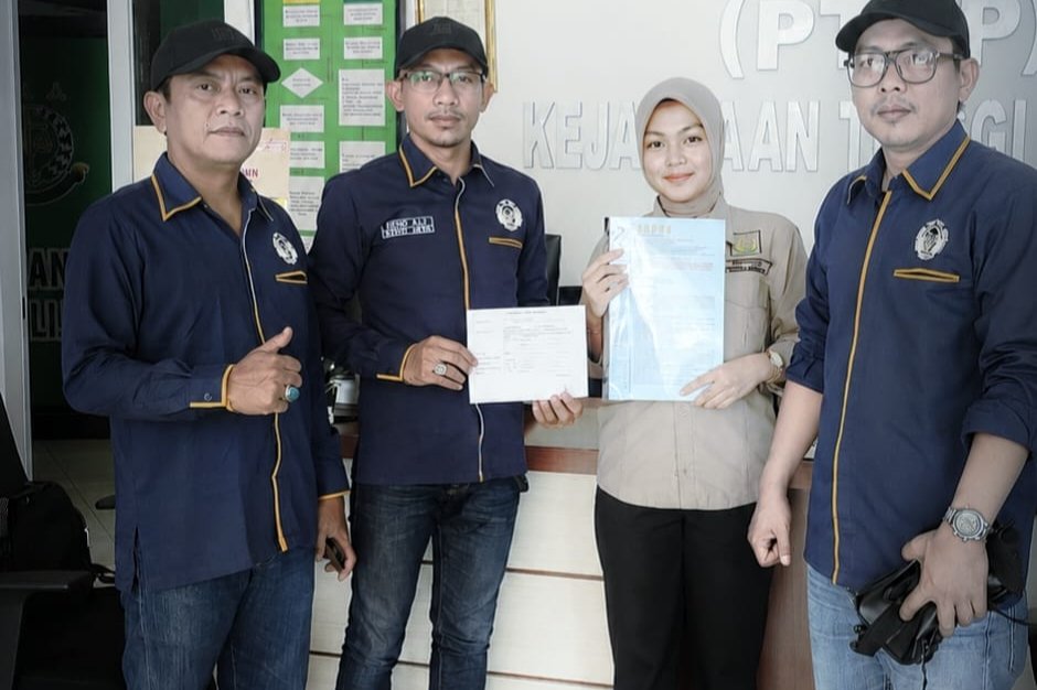 DPP KAMPUD saat menyerahkan laporan dugaan pengadaan alkes RSUD KH Ahmad Hanafiah Lampung Timur ke Kejati Lampung, Senin (31/8/2026).