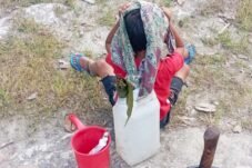 Anak Mondo NTT Jalan 3 Km Cari Air Bersih