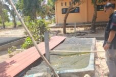 Junaidi, guru produktif Teknik Sepeda Motor SMKN 10 Pinrang, di lingkungan sekolah, Kamis, 17 September 2026.