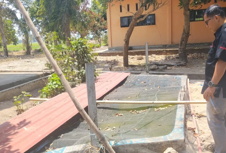 Junaidi, guru produktif Teknik Sepeda Motor SMKN 10 Pinrang, di lingkungan sekolah, Kamis, 17 September 2026.