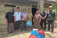 Anggota BMK Aceh Timur Kunjungi Ibu Aniati di desa Bandung Kec, Peureulak