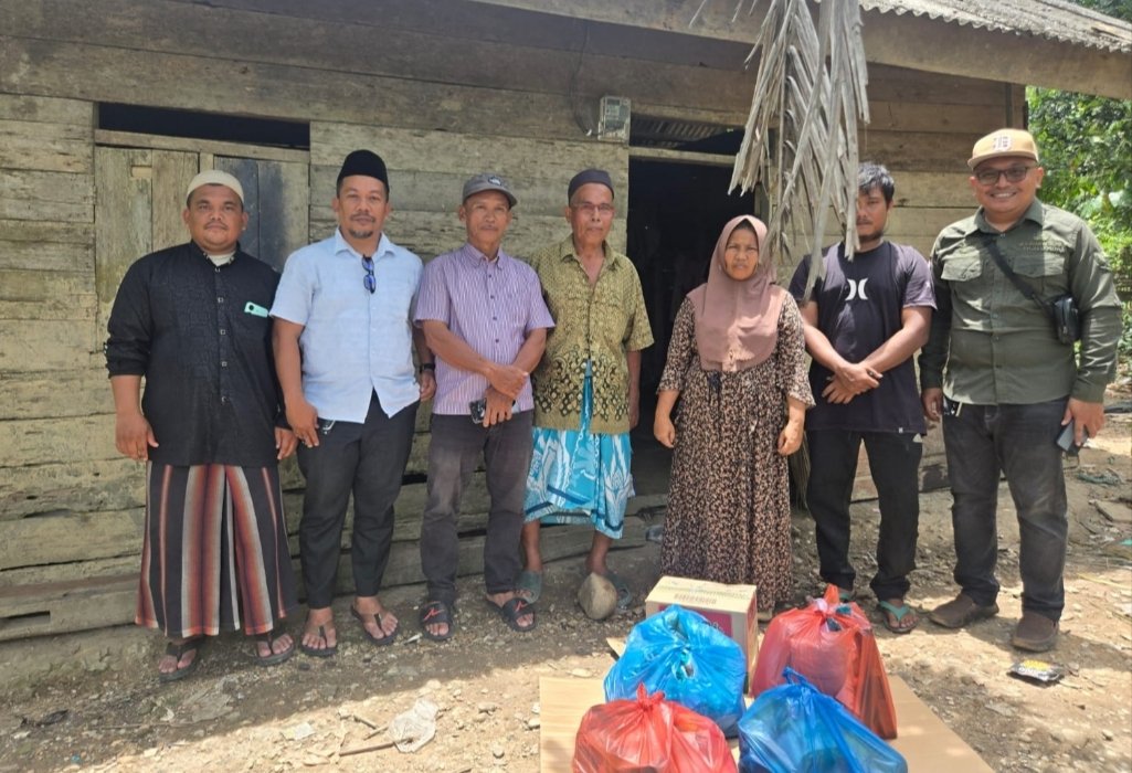 Anggota BMK Aceh Timur Kunjungi Ibu Aniati di desa Bandung Kec, Peureulak