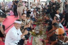 Mendagri dan Menteri PKP Nikmati Nasi Liwet Khas Purwakarta