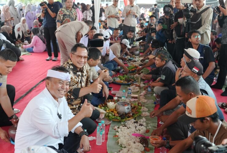 Mendagri dan Menteri PKP Nikmati Nasi Liwet Khas Purwakarta