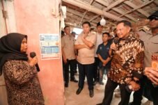 Mendagri Muhammad Tito Karnavian bersama Menteri PKP Maruarar Sirait meninjau kondisi rumah warga calon penerima BSPS di Desa Pamoyanan, Kecamatan Plered, Kabupaten Purwakarta, Jawa Barat, Jumat (2/10/2026).