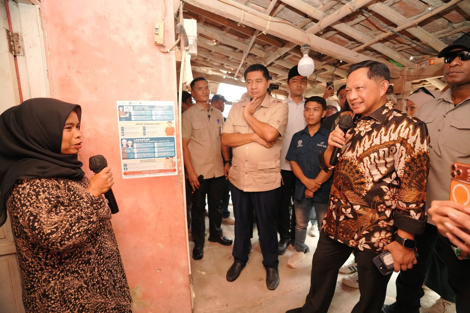 Mendagri Muhammad Tito Karnavian bersama Menteri PKP Maruarar Sirait meninjau kondisi rumah warga calon penerima BSPS di Desa Pamoyanan, Kecamatan Plered, Kabupaten Purwakarta, Jawa Barat, Jumat (2/10/2026).