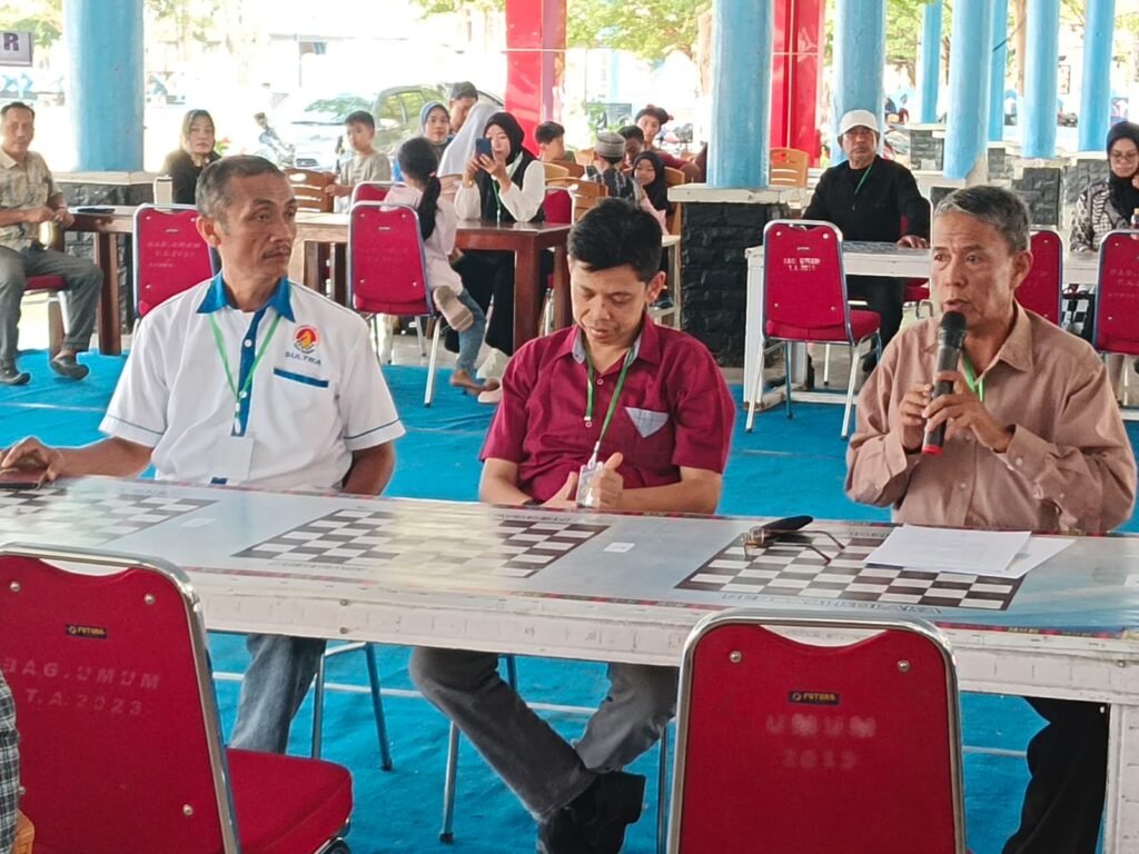 Keterangan Foto: Peserta mengikuti Open Turnamen Catur Nasional yang digelar Percasi Kolaka di Alun-Alun Sembilan Belas Nopember, Kolaka, Sulawesi Tenggara. (Dok. Foto: Ibhar/InsertRakyat.com)