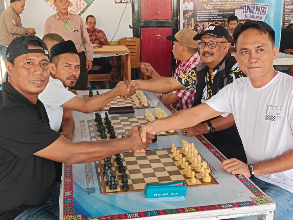 Keterangan Foto: Peserta mengikuti Open Turnamen Catur Nasional yang digelar Percasi Kolaka di Alun-Alun Sembilan Belas Nopember, Kolaka, Sulawesi Tenggara. (Dok. Foto: Ibhar/InsertRakyat.com)