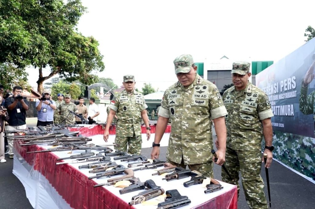 Warga Ternate Serahkan 75 Senjata, 1.111 Munisi dan Satu Granat ke Kodam Pattimura