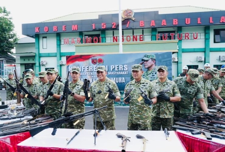 Warga Ternate Serahkan 75 Senjata, 1.111 Munisi dan Satu Granat ke Kodam Pattimura