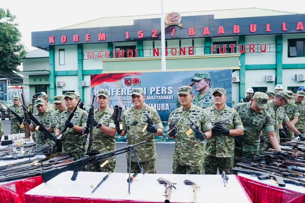 Warga Ternate Serahkan 75 Senjata, 1.111 Munisi dan Satu Granat ke Kodam Pattimura