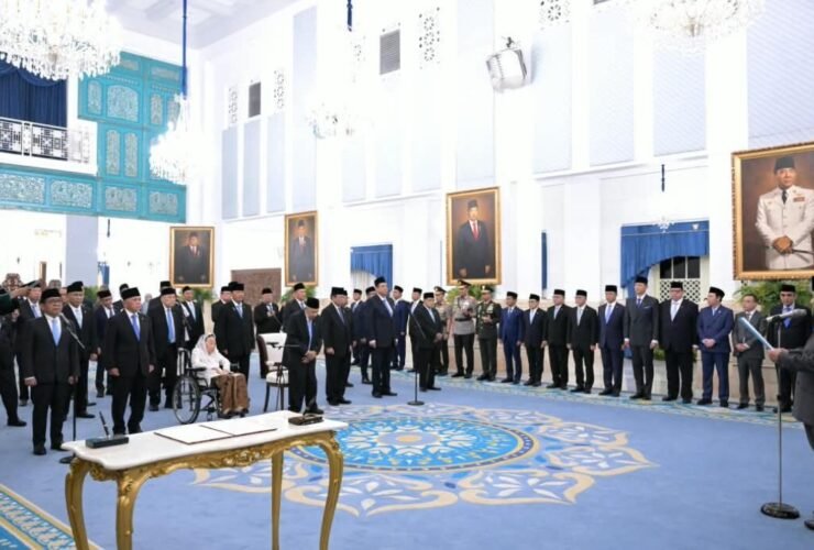 Foto BPMI Setpres (momen) bersama Rocky Gerung dalam acara pelantikan anggota Wantimpres di Istana Negara, Jakarta, Jumat (2/10/2026).