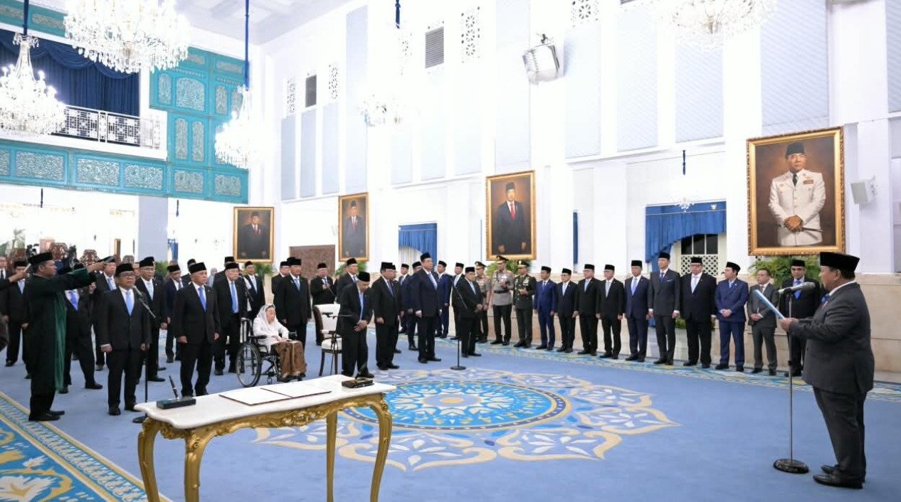 Foto BPMI Setpres (momen) bersama Rocky Gerung dalam acara pelantikan anggota Wantimpres di Istana Negara, Jakarta, Jumat (2/10/2026).