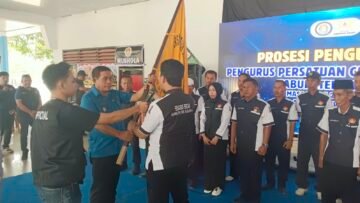 Keterangan Foto: Pengukuhan Pengurus Persatuan Catur Seluruh Indonesia (Percasi) Kabupaten Kolaka masa bakti 2026–2030 oleh Ketua Percasi Provinsi Sulawesi Tenggara, Dr. Ir. Hugua M. Ling, di Alun-Alun 19 November, Kabupaten Kolaka, Sabtu, 3 Oktober 2026. (Dok. Foto: Ibhar/InsertRakyat.com).